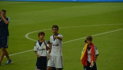 沙尔克零四惨案重现球迷倒戈抗议  