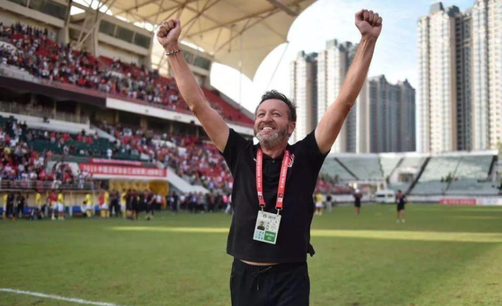  AC米兰主场溃败，球迷高呼教练下课  