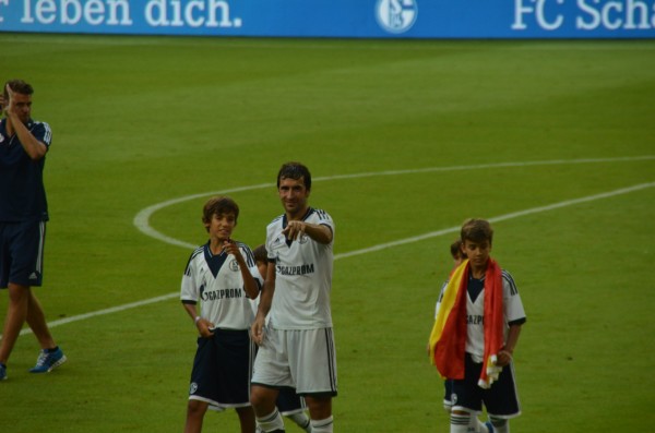 沙尔克零四惨案重现球迷倒戈抗议  